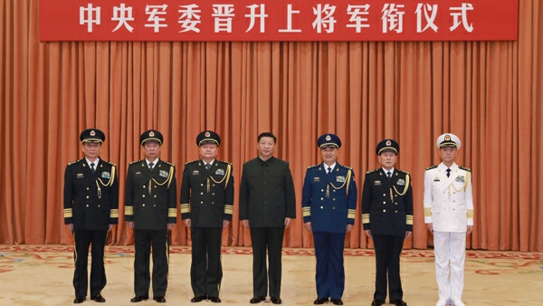中央军委举行晋升上将军衔仪式 习近平向晋升上将军衔的张升民 颁发命令状并表示祝贺