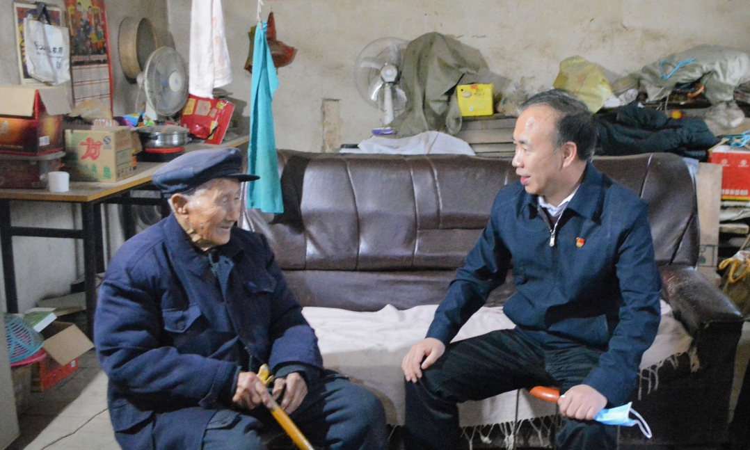 冯芳喜在浚县调研脱贫攻坚工作时强调：以精准有效监督全力保障脱贫攻坚决战决胜