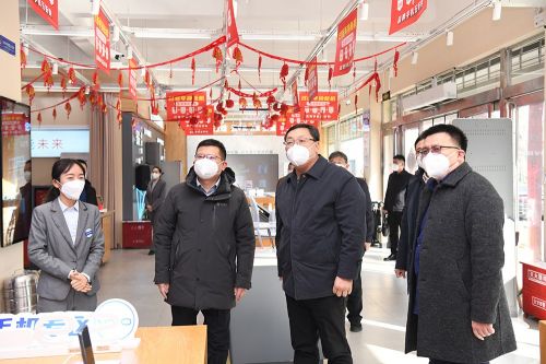马富国检查各单位值班情况 并看望慰问一线干部职工