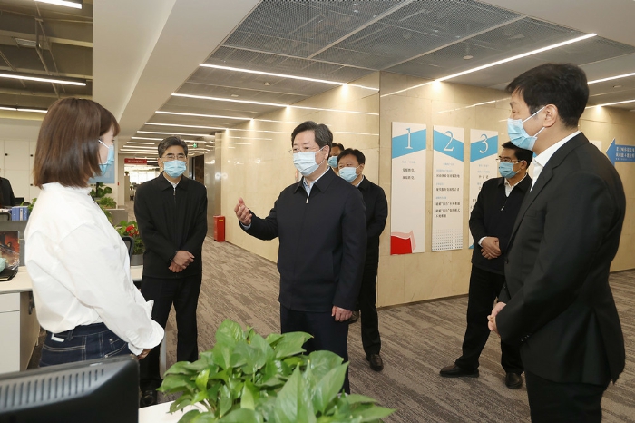楼阳生：坚定文化自信 做强文化产业