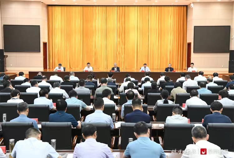 赵宏宇在全市集中整治群众身边不正之风和腐败问题工作专题推进会议上强调 提高站位 突出重点 务求实效 确保集中整治工作向纵深推进